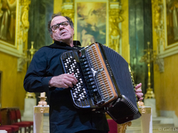  <a style='color: #fff;' href='/uploaded/photo/richard-galliano-5a702f34544cb.jpg'>(Télécharger)</a>